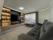 IMPECÁVEL RESIDÊNCIA EM CONDOMÍNIO FECHADO!