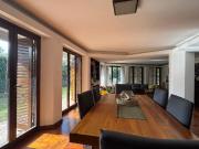 IMPONENTE CASA A LA VENTA. 3 DORM – 4 BAÑOS – COCHERA...