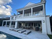 Imponente casa en venta sobre el canal en Barrio Náutico...