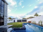 IMPONENTE CASA MODERNA, DOBLE ALTURA AMPLIO JARDIN Y ALBERCA