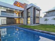 IMPONENTE CASA MODERNA, DOBLE ALTURA AMPLIO JARDIN Y ALBERCA