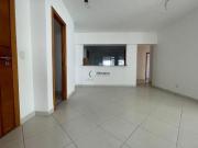 Imponente, na quadra da praia, nunca habitado