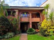 Importante casa de 5 dormitorios en VENTA en lote de 832...