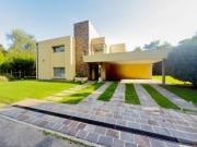 Importante Casa en Barrio Pivado El Molino, Villa...