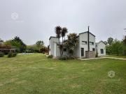 Importante casa en venta con pileta sobre amplio lote