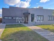 Importante Casa tres dormitorios/ sauna/ pileta