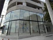 Importante Local esquina doble altura en Avenida Colón