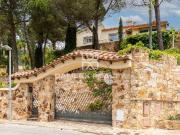 Impresionante casa con 2 grandes parcelas contando...