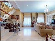 Impresionante casa de dos plantas con jardín y barbacoa