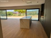 IMPRESIONANTE CASA NUEVA A ESTRENAR EN URBANIZACIÓN...