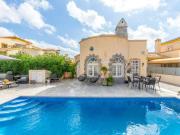 Impresionante chalet independiente con piscina de agua...