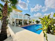 Impresionante Villa Moderna en Urbanización La Marina –...