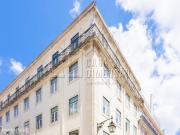 Imvel composto por dois apartamentos independentes, em...