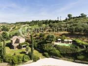 In posizione panoramica, con vista su Montepulciano e...