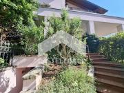 In trifamiliare trilocale con terrazza