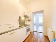 In U Bahn Nähe: Singlewohnung in wunderschönem Altbau