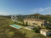 Incantevole azienda agricola su 84 ettari con casale...