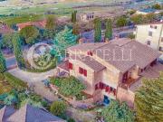 Incastonata tra le dolci colline toscane, si propone in...