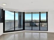 INCREDIBLE VIEWS of Albert Park and surrounds of Bay and...