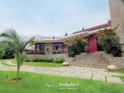 Increíble casa de campo rodeada de jardines en Urb. La...