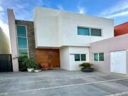 ¡INCREIBLE CASA EN VENTA, EN FRACCIONAMIENTO CON ALBERCA...