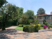 Increíble casa rodeada de jardines en venta