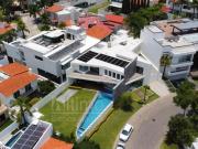 INCREÍBLE RESIDENCIA CON ALBERCA EN COTO A UN LADO DE...