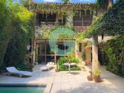 Incrível casa e com super potencial a venda na Cidade...