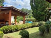 Incrível casa térrea à venda em condomínio arborizado