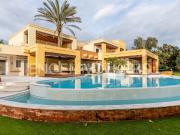 Incrível moradia contemporânea de 5 quartos com piscina...