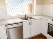 Indooroopilly Family House: 4/2/2, Close to St Peters &...