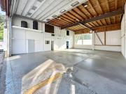 Industriegebäude in einer Gewerbezone in Neyruz