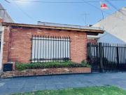 inmejorable casa con cochera amplio fondo con patio y...