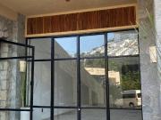 Inmejorable local comercial en zona muy transitada...