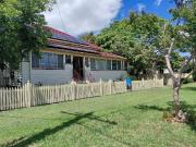 Traditional Queenslander A Five Minute Walk to the...