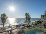 Insuperable vista al mar. Casa remodelada de 3 pisos