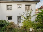 Intéressante maison des années 60, composée de 2...