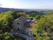 Intero complesso parrocchiale con chiesa del Settecento...