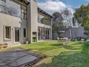 investment gem in the heart of parkhurst!