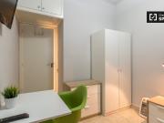 Invitando a la habitación en el apartamento cerca de la...