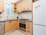 Invitando habitación en piso compartido en Eixample,...