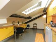 Invitante camera in affitto in appartamento con 5 camere...