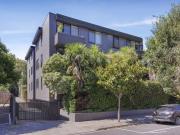 Inviting 2 Bedroom Apartment in Desirable St Kilda East...