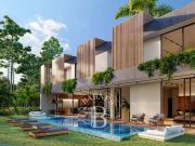 Jardim e piscina junto ao mar