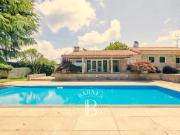 Jardim, piscina e ténis