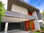 Jardins Madri — Sobrado Moderno com 4 Suítes e Piscina