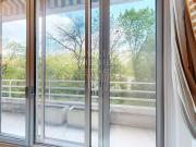 JASMIN. APPARTEMENT TRAVERSANT LARGE BALCON
