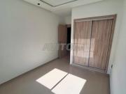 Joli appartement vide à louer avec balcon