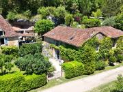 Joli ensemble en pierre avec gîte et piscine