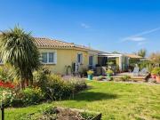 Joli et agréable pavillon avec piscine couverte d'un...